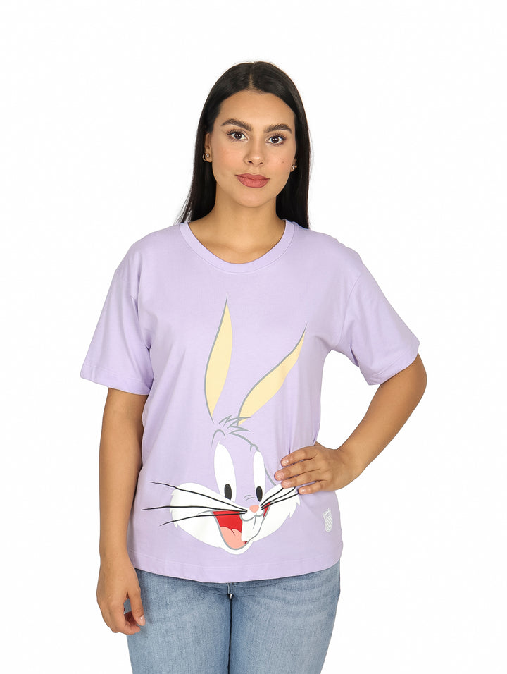 Mujer vistiendo playera lila de manga corta con estampado de Bugs Bunny de Looney Tunes.