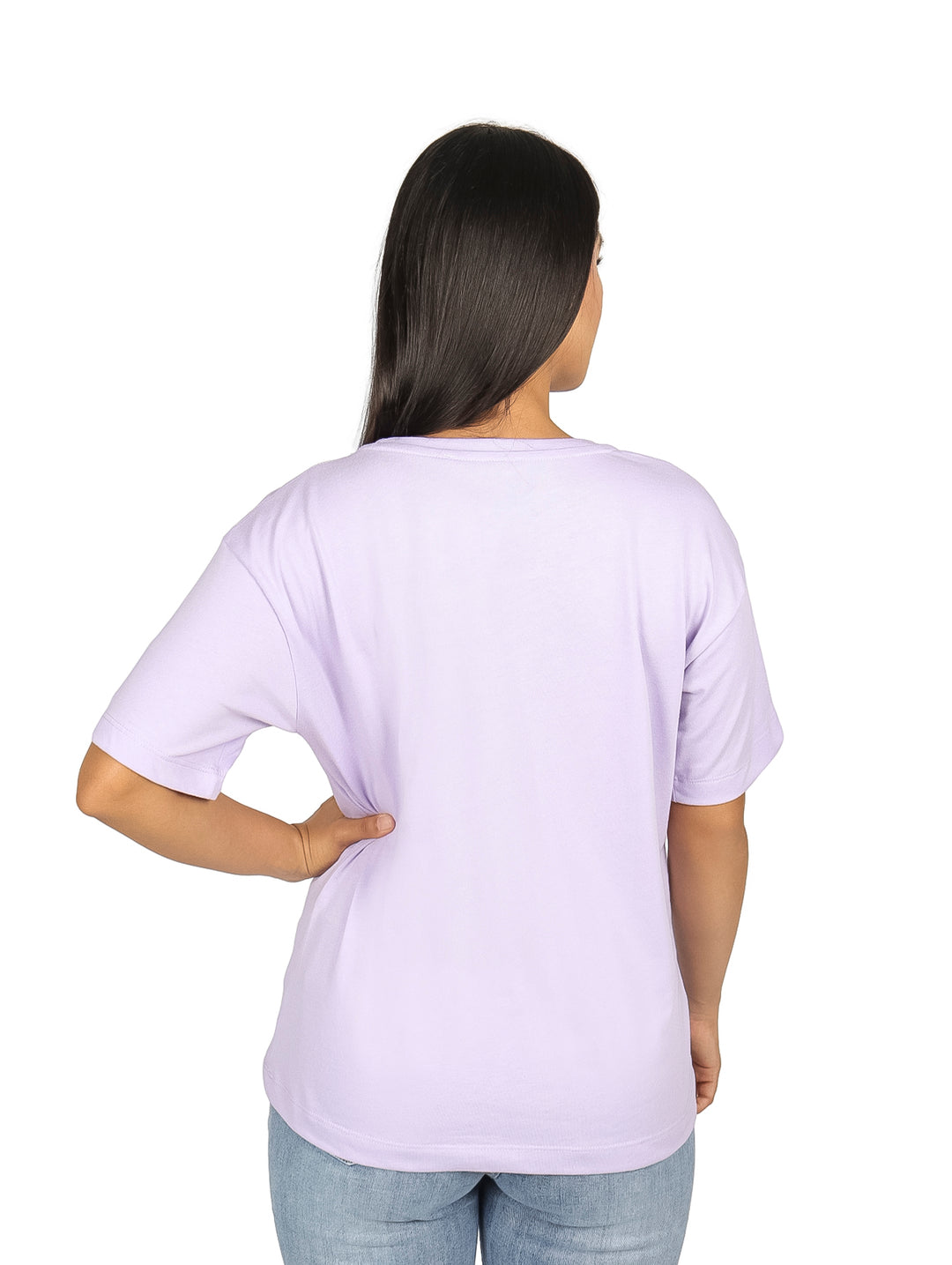 Mujer vistiendo playera lila de manga corta con estampado de Bugs Bunny de Looney Tunes.