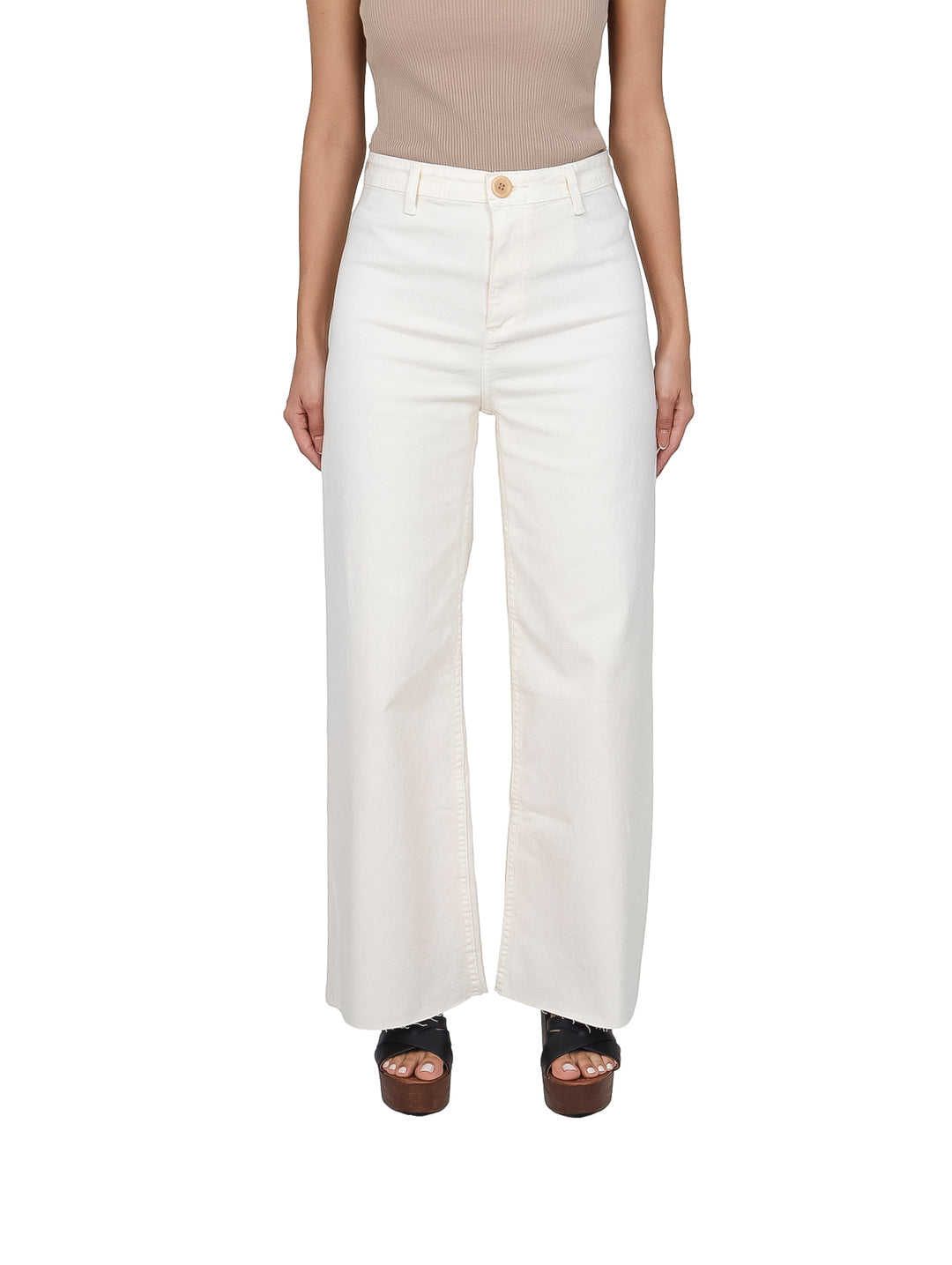 Pantalones mom jeans color beige de pierna ancha y talle alto.