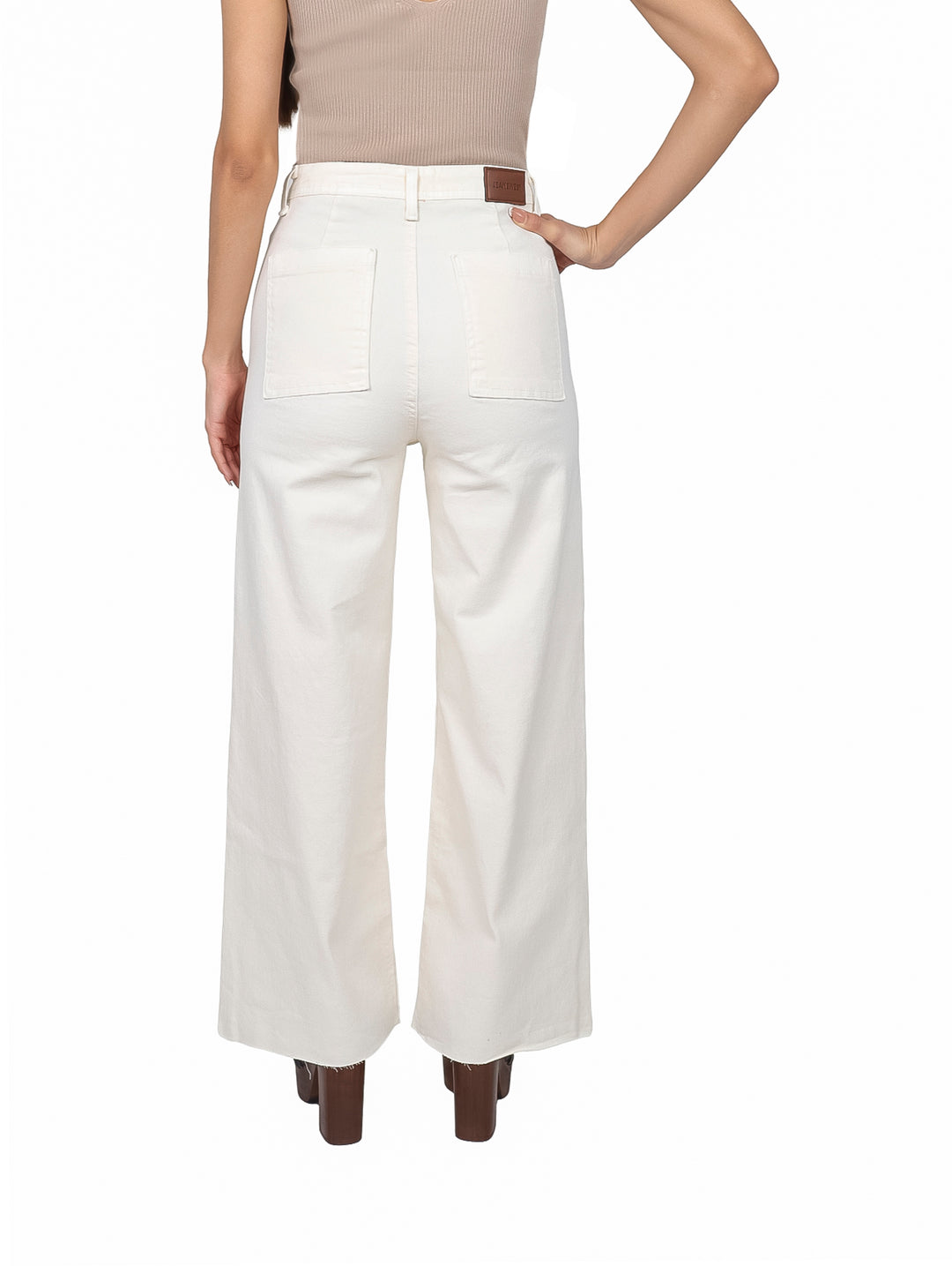Pantalones mom jeans color beige de pierna ancha y talle alto.