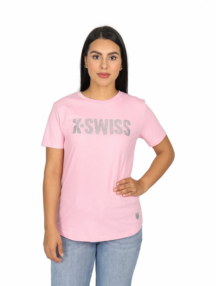 Mujer vistiendo playera rosa de manga corta con logotipo de K-Swiss en el pecho.