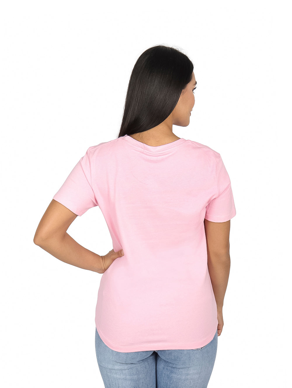 Mujer vistiendo playera rosa de manga corta con logotipo de K-Swiss en el pecho.