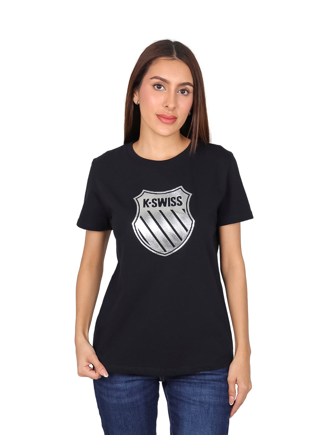 Mujer vistiendo playera deportiva negra de manga corta con logo de K-SWISS en el pecho.