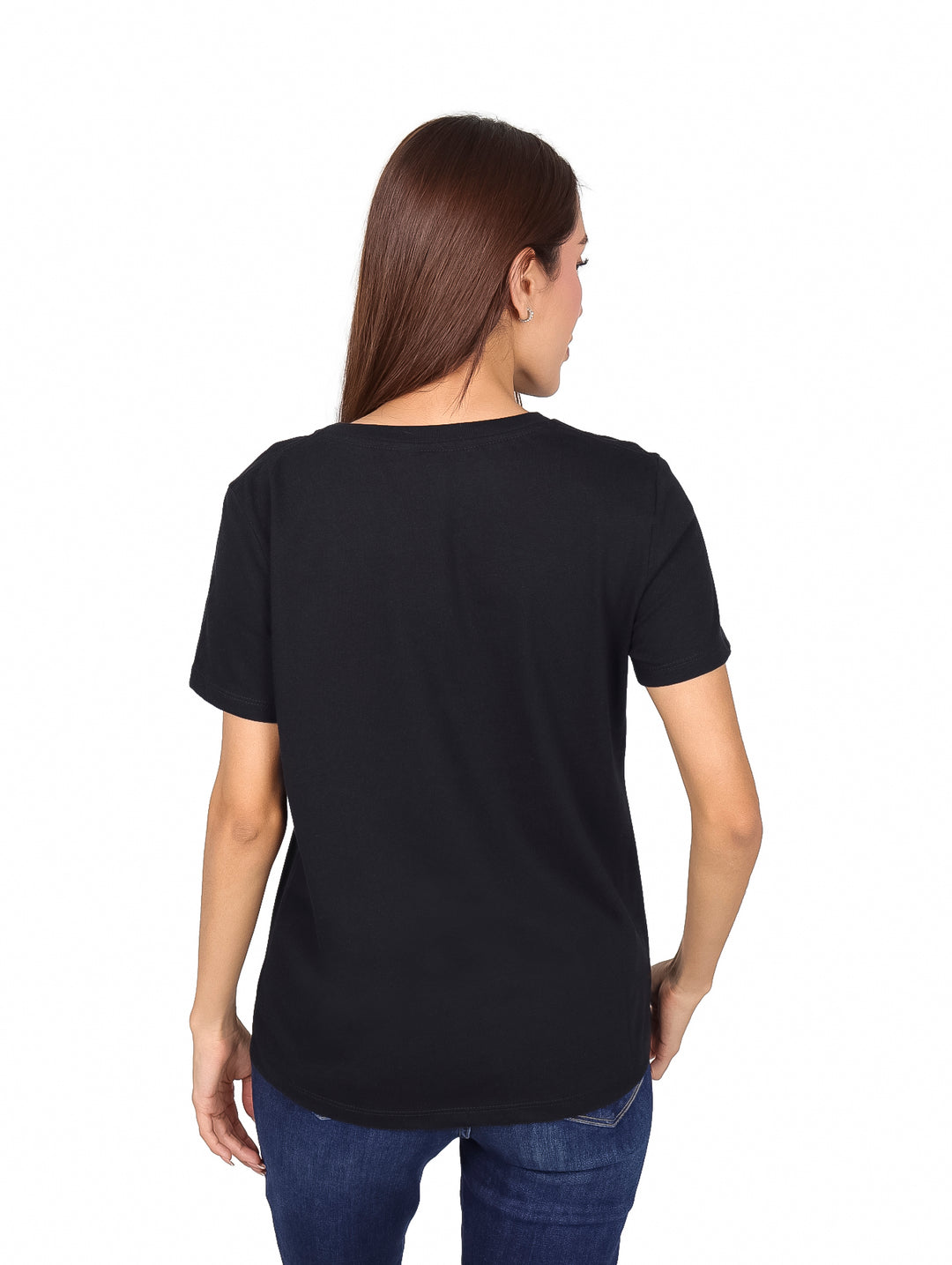 Mujer vistiendo playera deportiva negra de manga corta con logo de K-SWISS en el pecho.