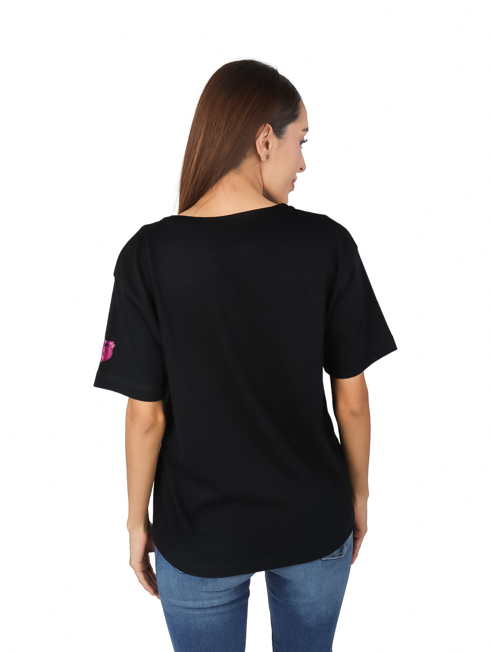 Mujer vistiendo playera negra de manga corta K-SWISS con logotipo KS en blanco y rosa.