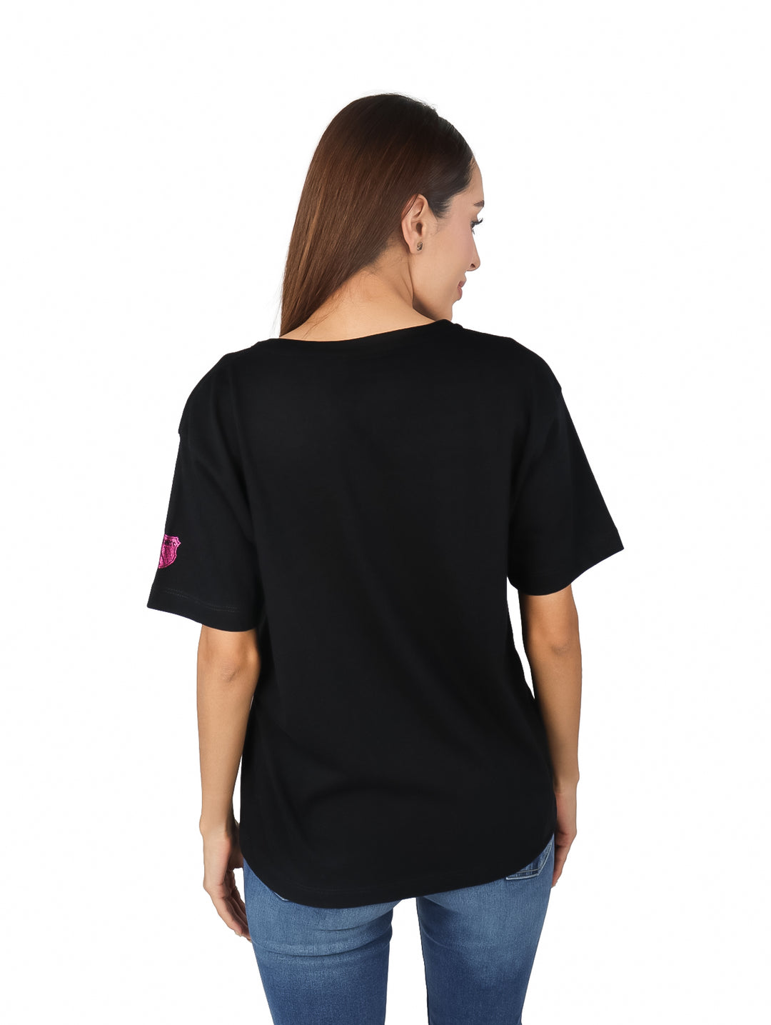 Mujer vistiendo playera negra de manga corta K-SWISS con logotipo KS en blanco y rosa.