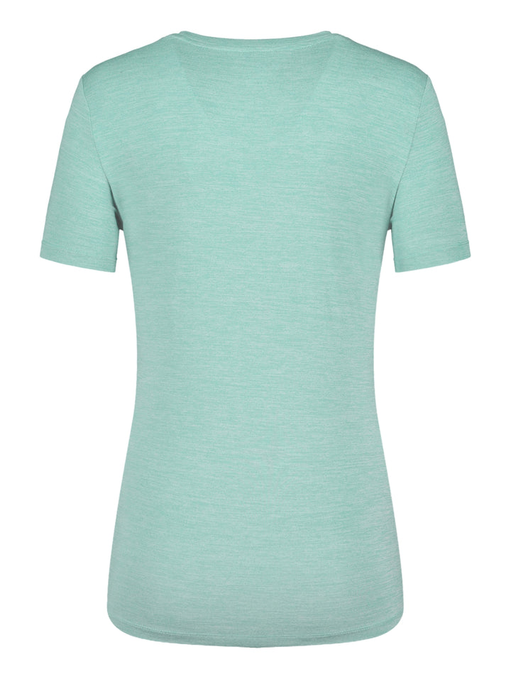 Playera deportiva de color celeste con manga corta y cuello redondo de la marca Charly.