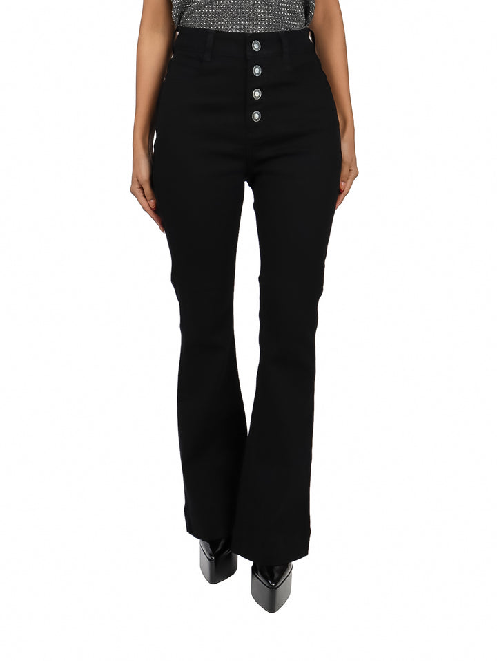 Jeans negros de corte campana para mujer con cierre de botones frontales en color plateado.