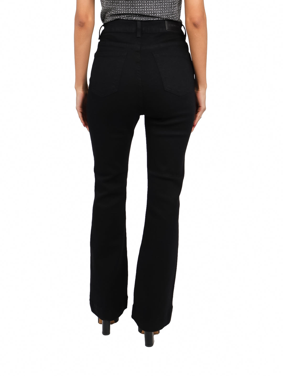 Jeans negros de corte campana para mujer con cierre de botones frontales en color plateado.