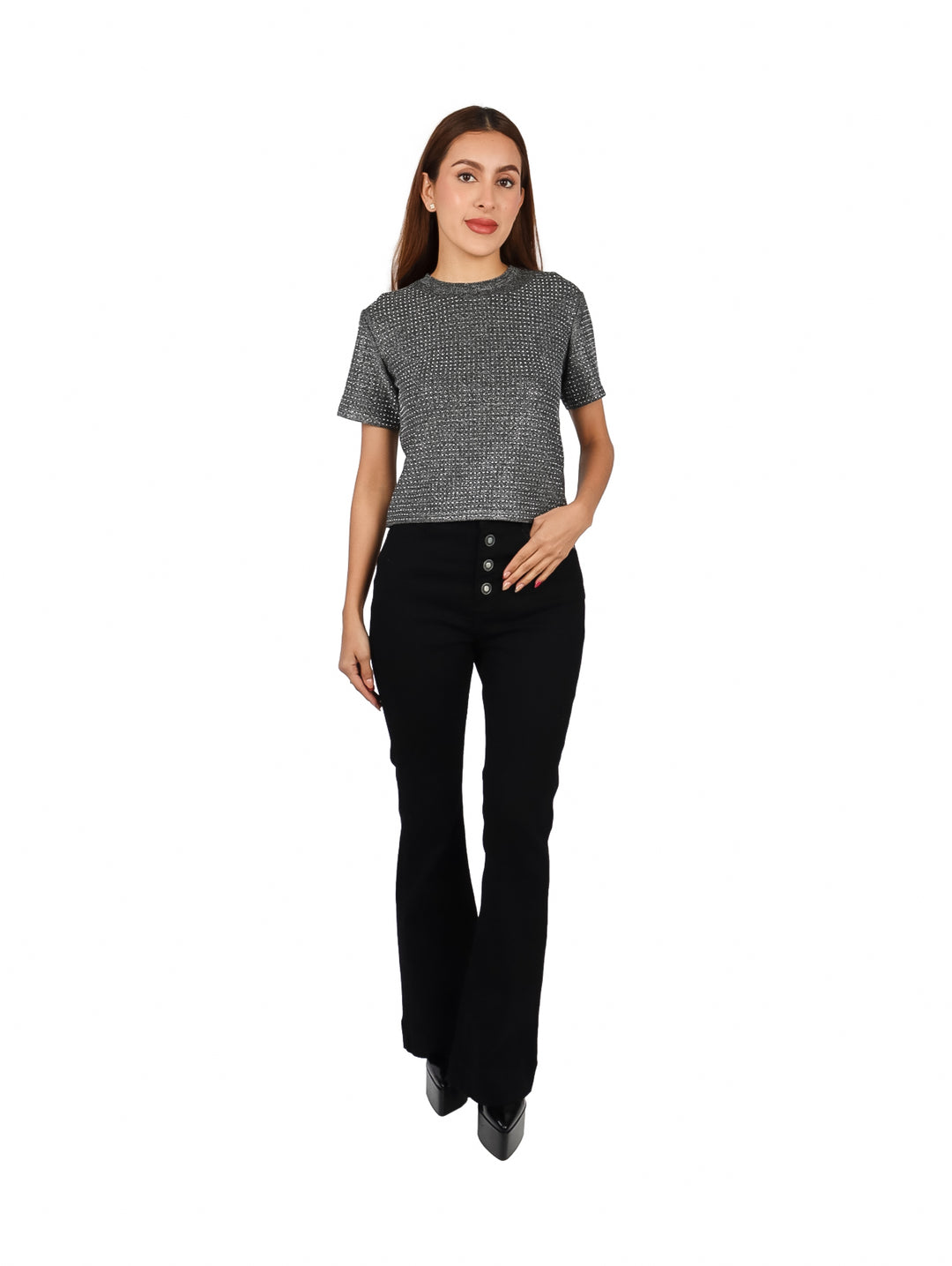 Jeans negros de corte campana para mujer con cierre de botones frontales en color plateado.