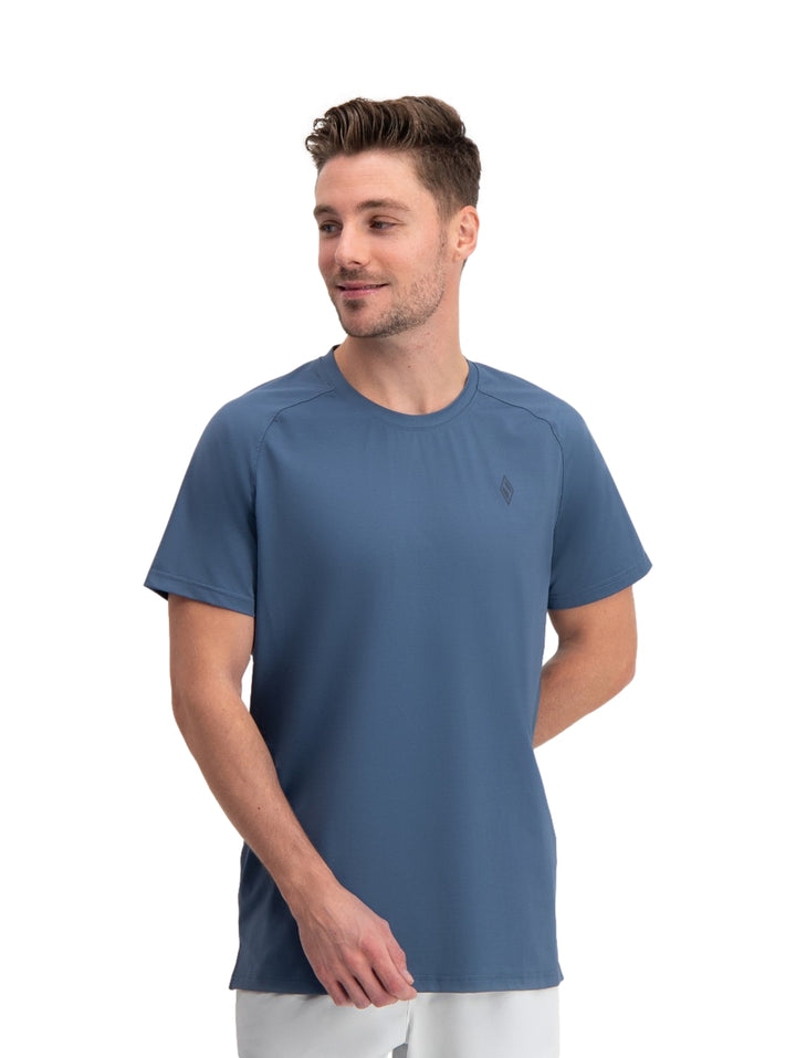 Hombre vistiendo una playera deportiva de color azul marino de manga corta y cuello redondo.