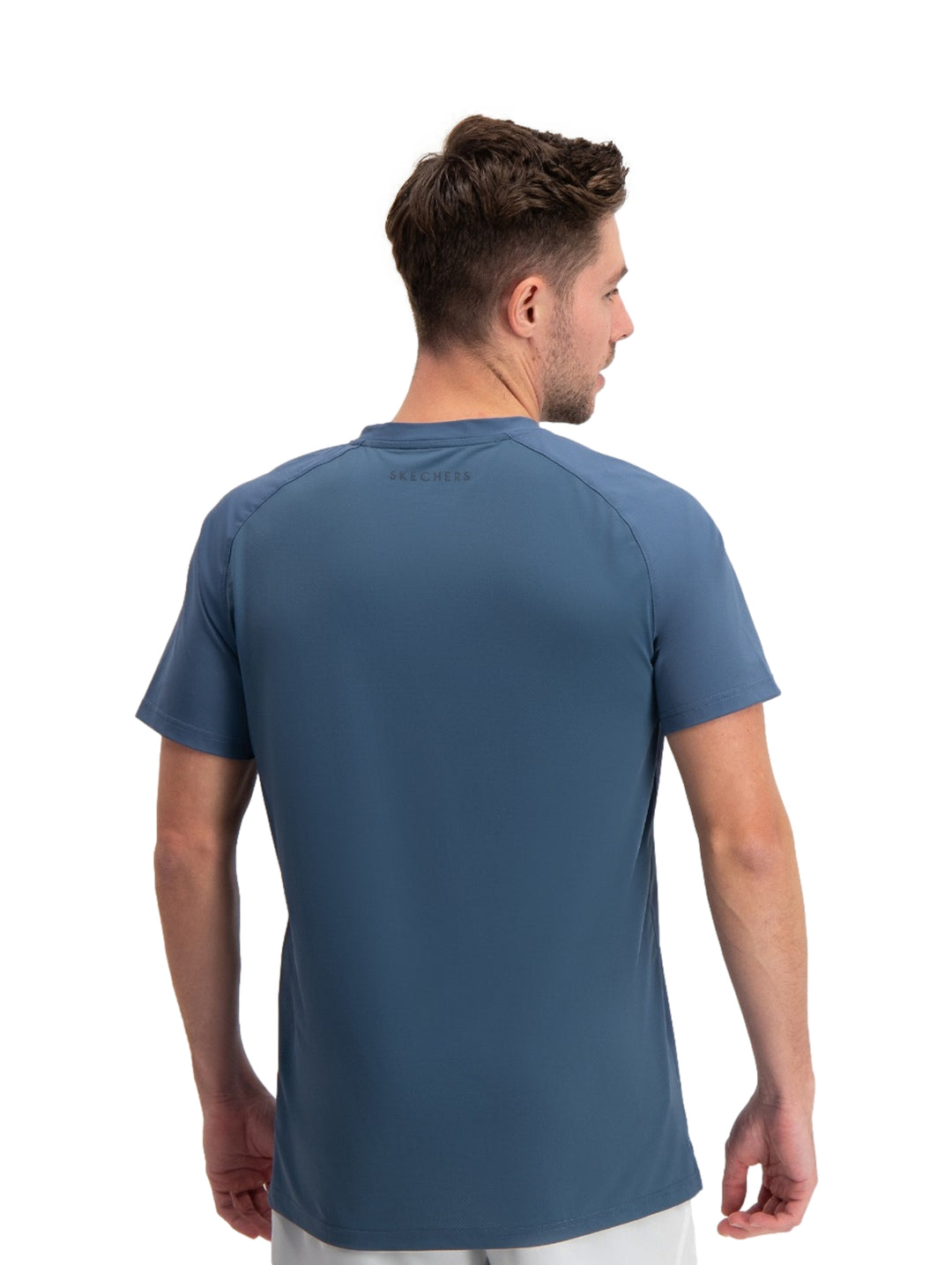 Hombre vistiendo una playera deportiva de color azul marino de manga corta y cuello redondo.