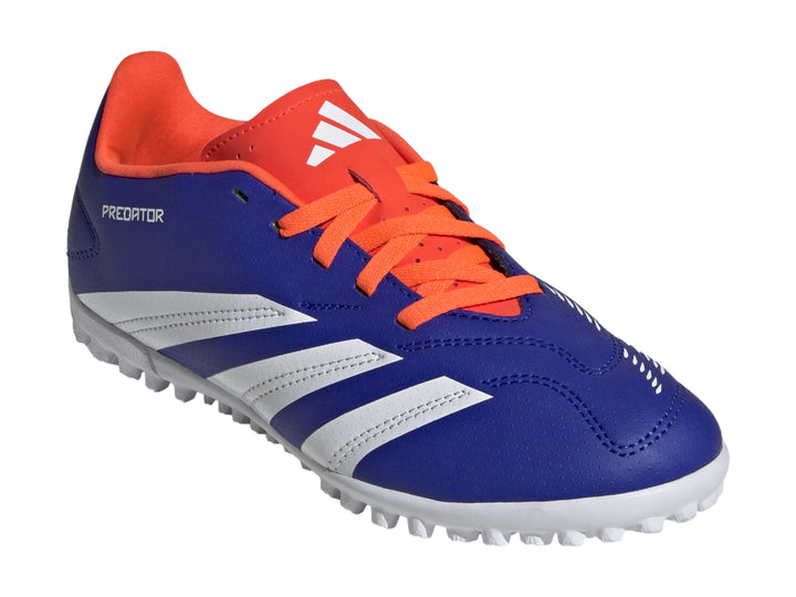 Zapato de fútbol Adidas Predator azul con franjas blancas y detalles en rojo solar para niños.