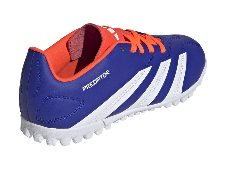 Zapato de fútbol Adidas Predator azul con franjas blancas y detalles en rojo solar para niños.
