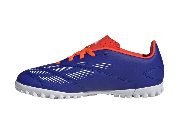Zapato de fútbol Adidas Predator azul con franjas blancas y detalles en rojo solar para niños.
