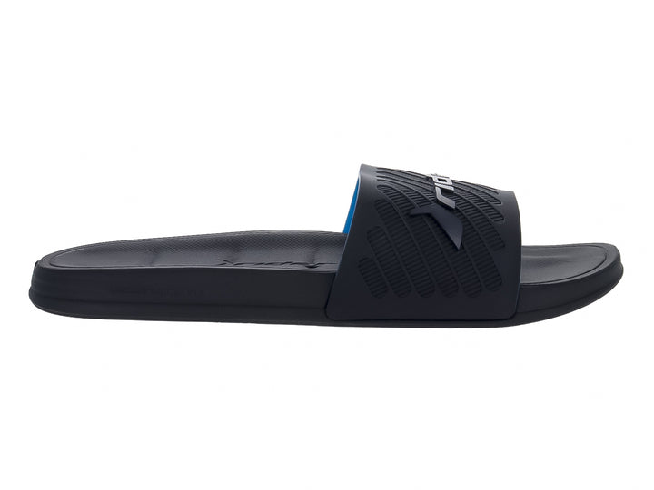 Sandalia slide Rider color negro con acentos azules y correa con textura rugosa.