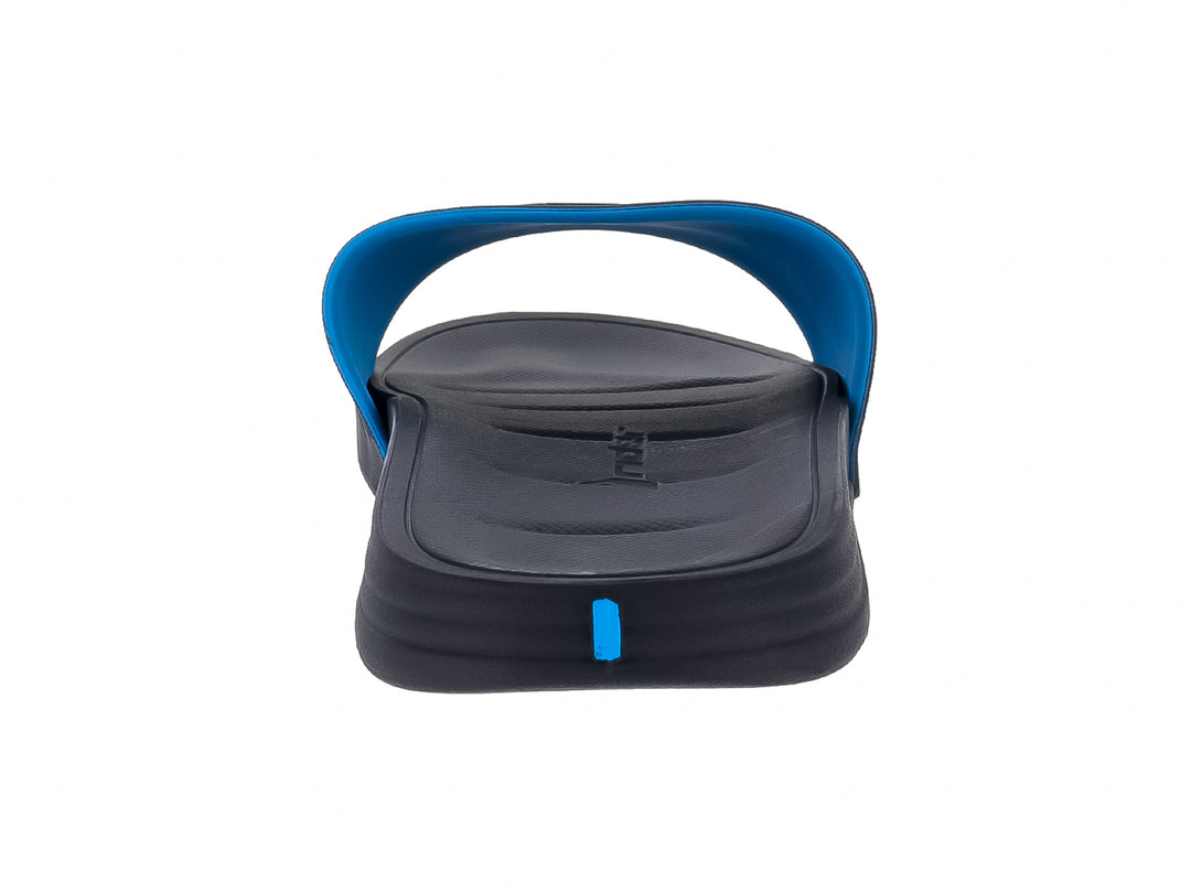 Sandalia slide Rider color negro con acentos azules y correa con textura rugosa.
