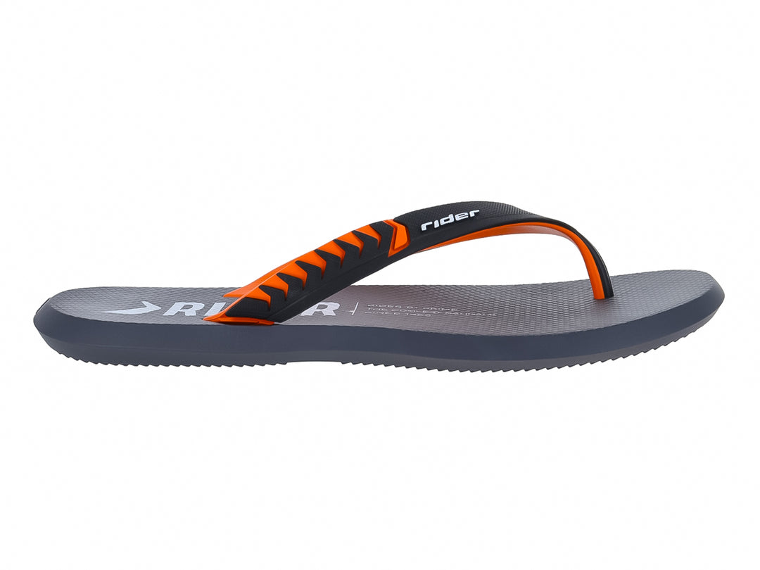 Sandalias Rider R1 Prime Thong en color gris oscuro con acentos en naranja.