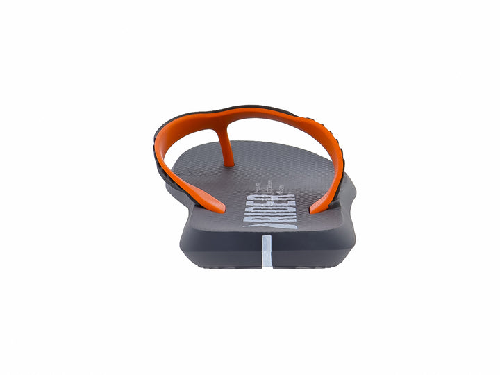 Sandalias Rider R1 Prime Thong en color gris oscuro con acentos en naranja.