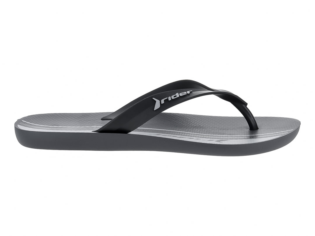 Sandalias Rider color gris y negro con diseño de dedo y suela plana.
