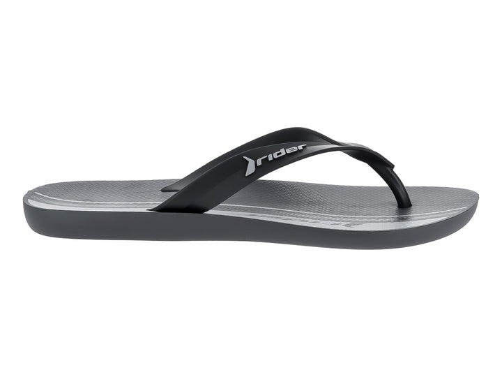 Sandalias Rider color gris y negro con diseño de dedo y suela plana.