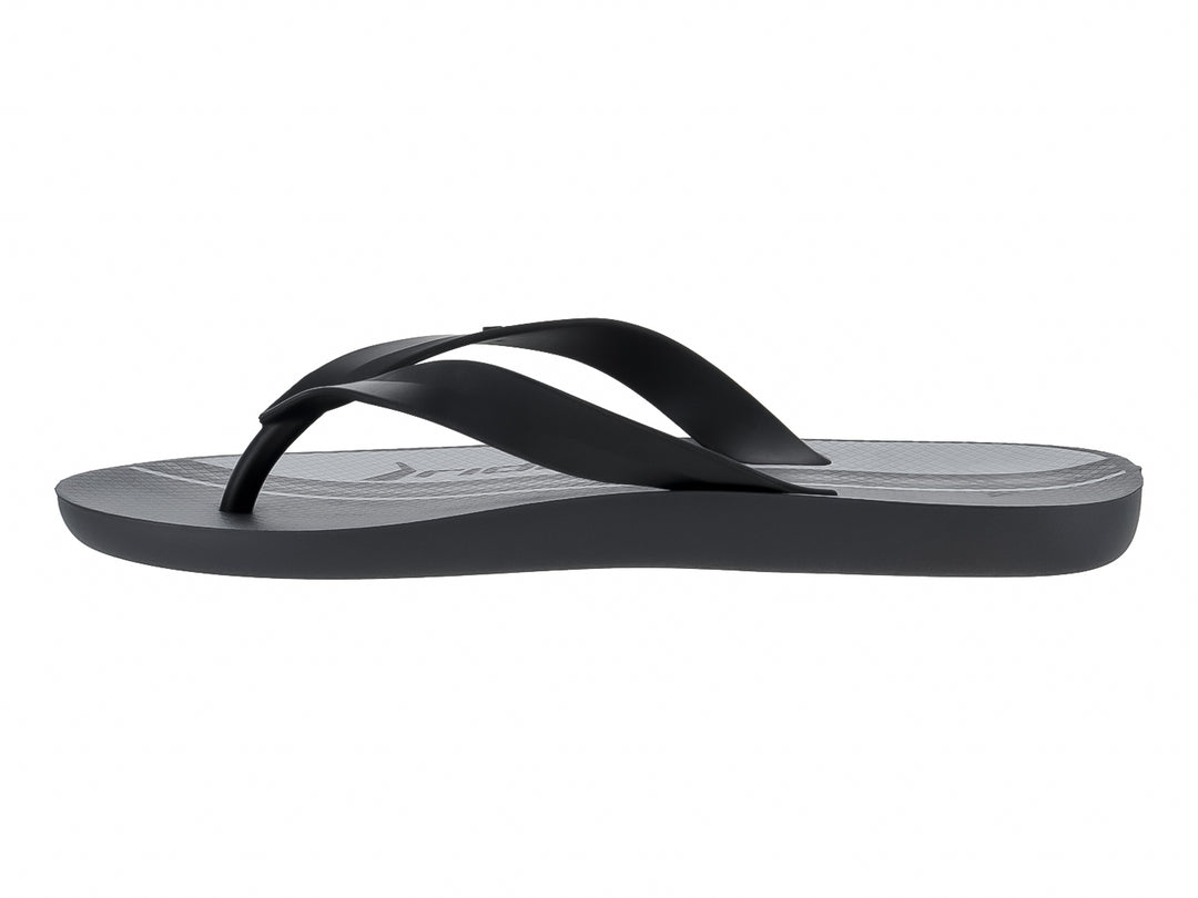Sandalias Rider color gris y negro con diseño de dedo y suela plana.