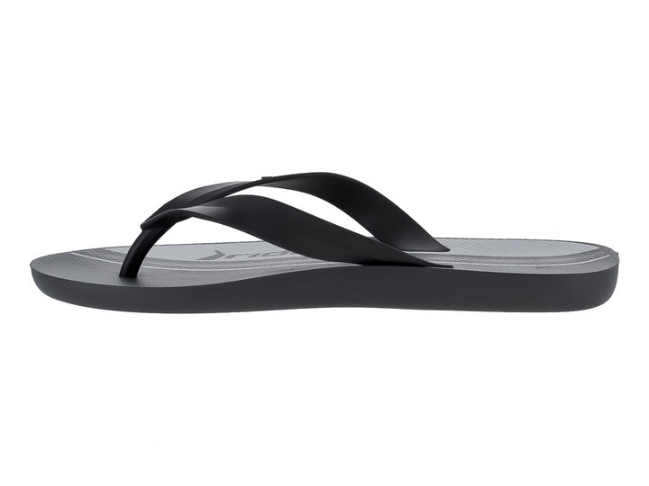 Sandalias Rider color gris y negro con diseño de dedo y suela plana.