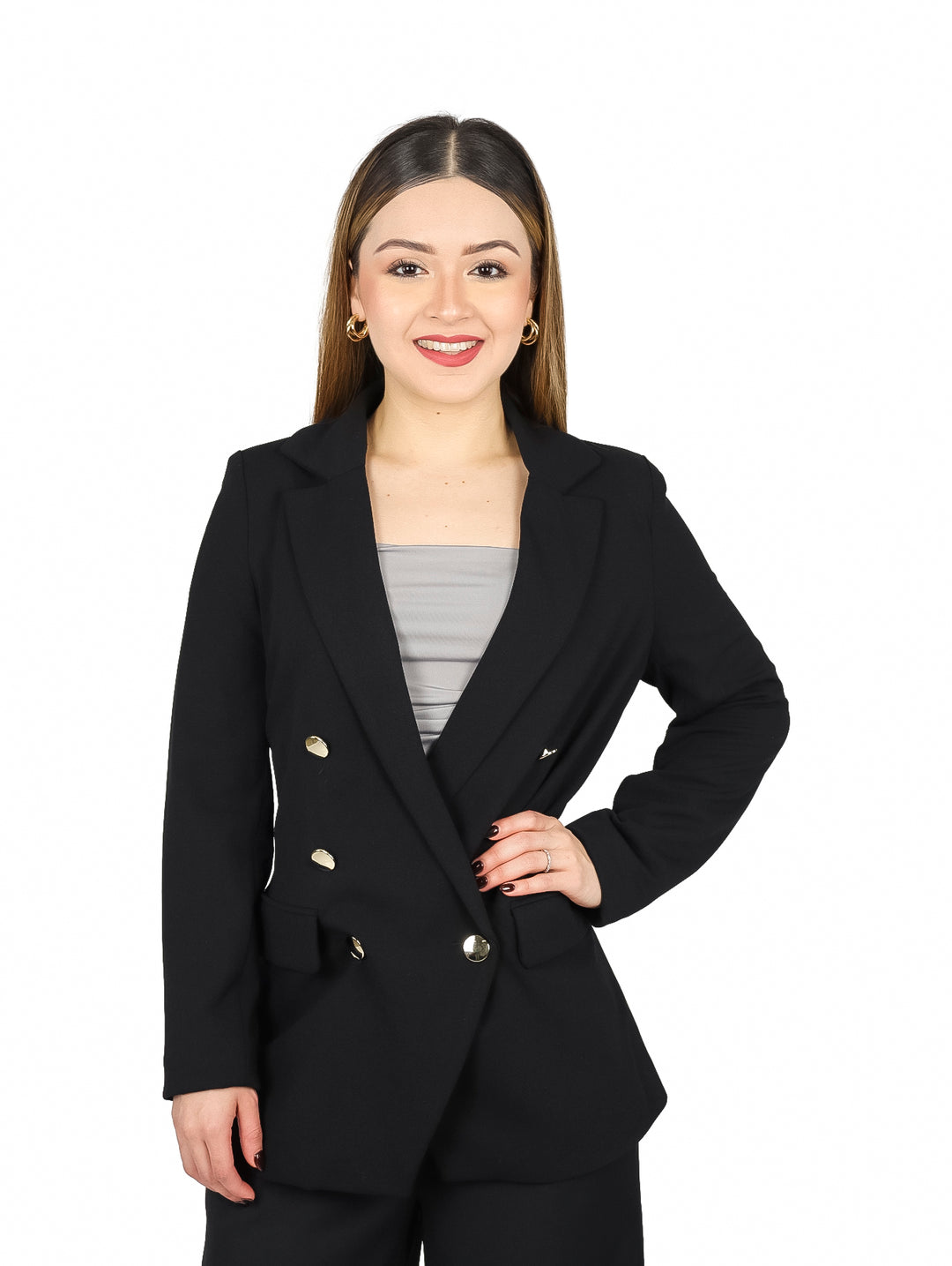 Mujer vistiendo un blazer negro elegante con botones dorados.