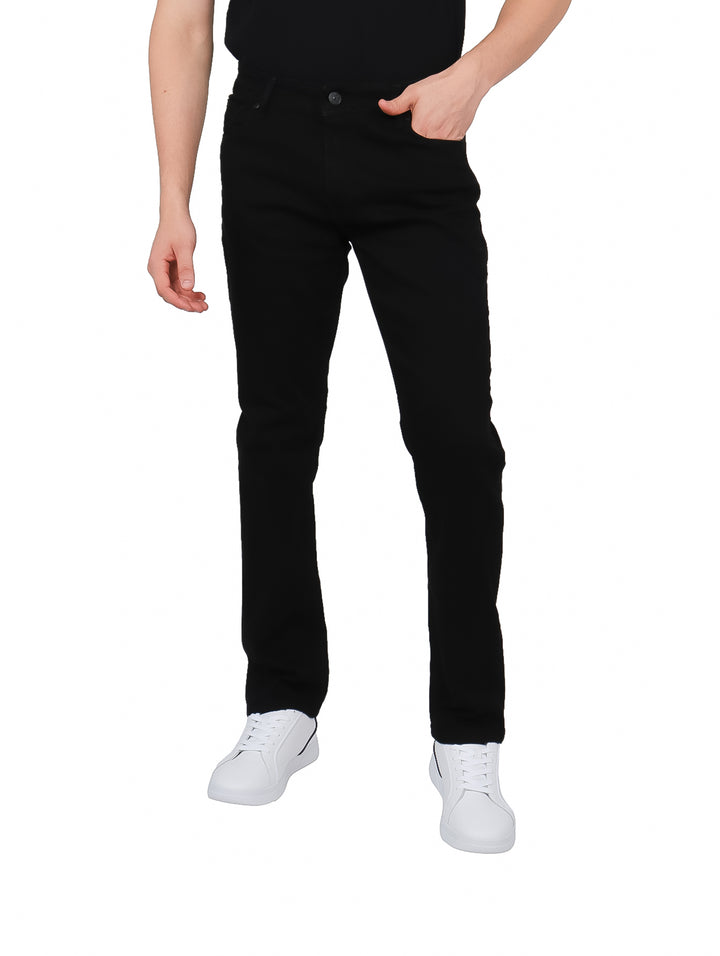 Hombre vistiendo pantalones jeans slim fit de color negro.