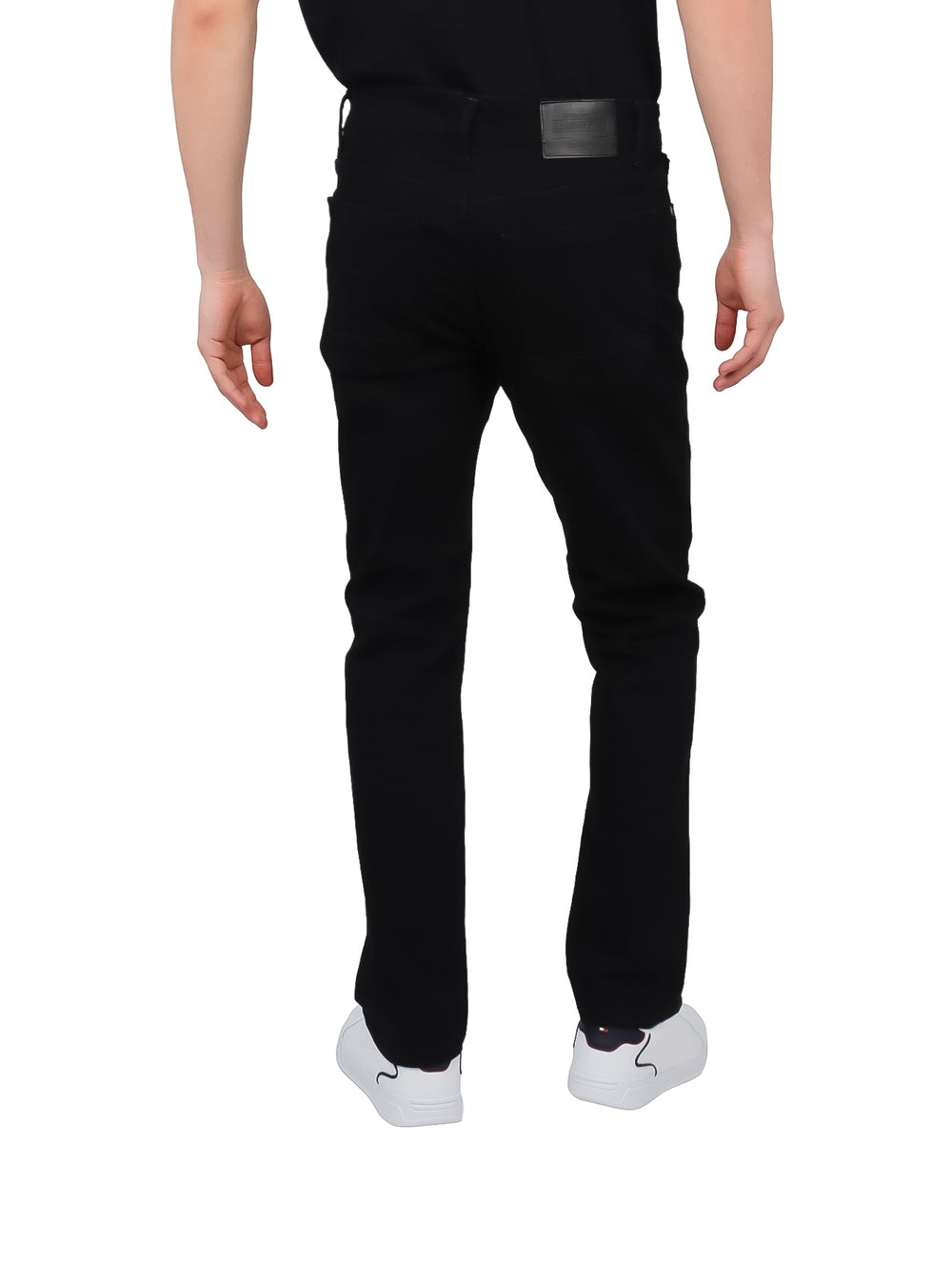 Hombre vistiendo pantalones jeans slim fit de color negro.