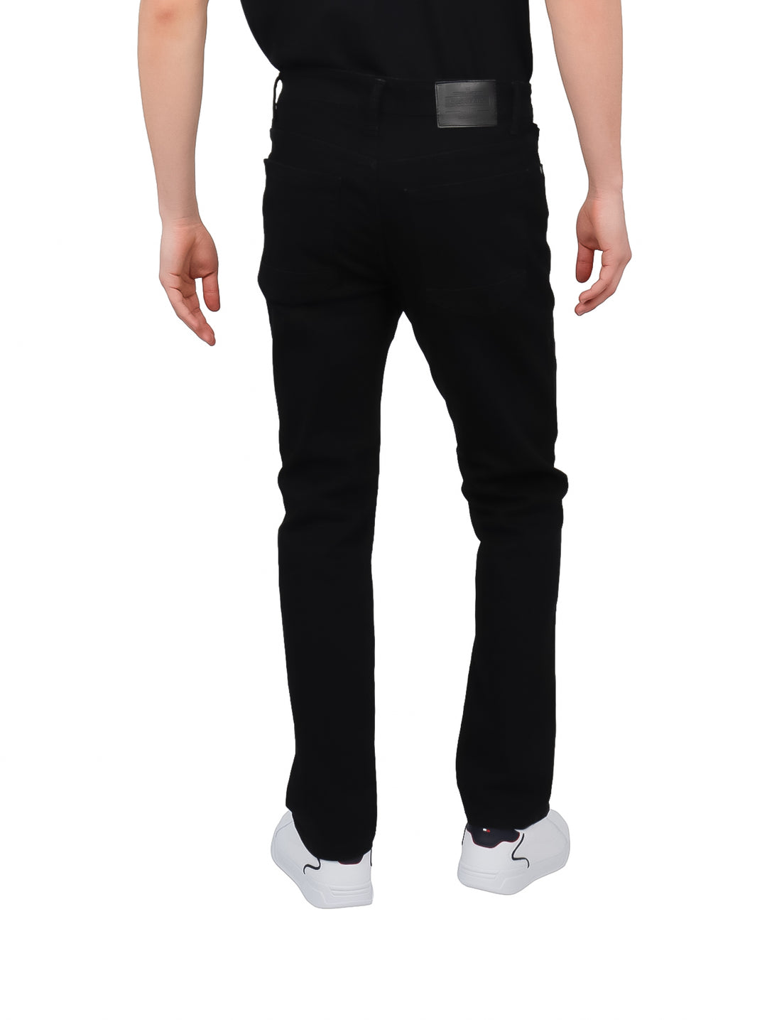 Hombre vistiendo pantalones jeans slim fit de color negro.