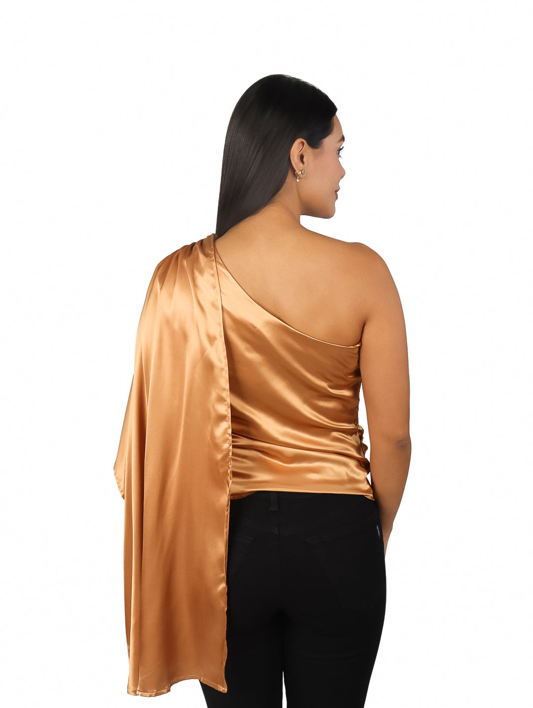 Mujer vistiendo blusa asimétrica satinada color camel de un solo hombro.