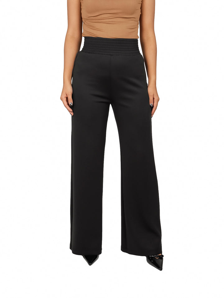 Pantalón ancho de color negro con cintura elástica alta y corte fluido.