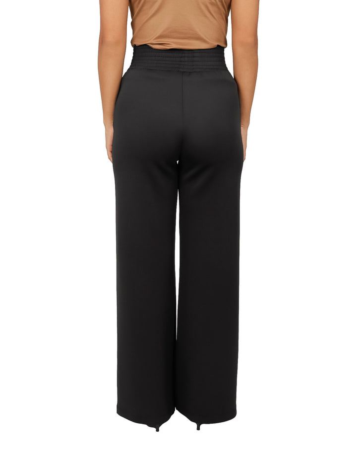 Pantalón ancho de color negro con cintura elástica alta y corte fluido.