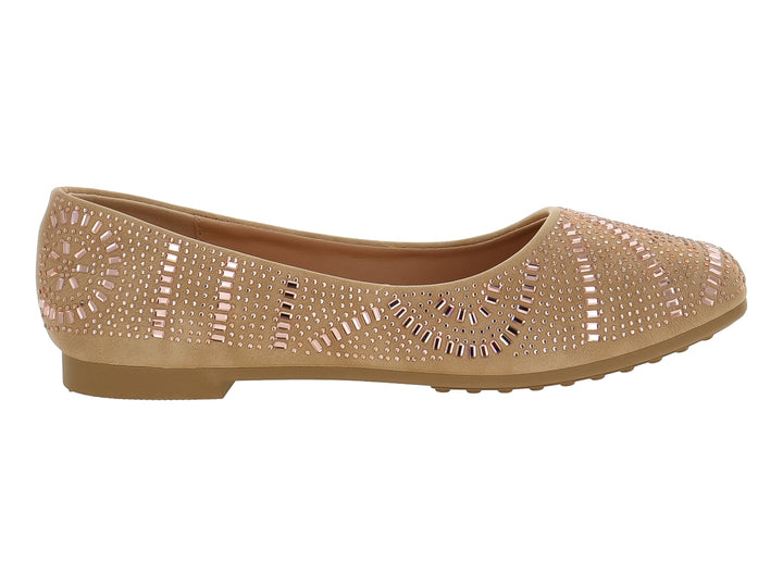 Zapato plano color champagne para mujer con decoraciones de pedrería brillante en el empeine.