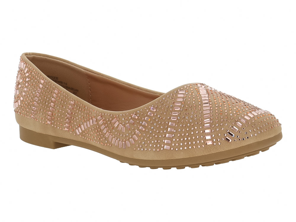 Zapato plano color champagne para mujer con decoraciones de pedrería brillante en el empeine.