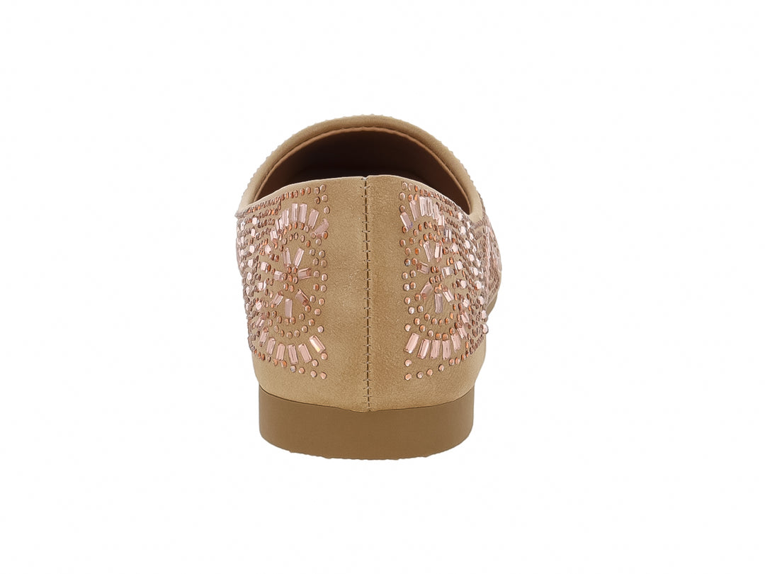 Zapato plano color champagne para mujer con decoraciones de pedrería brillante en el empeine.