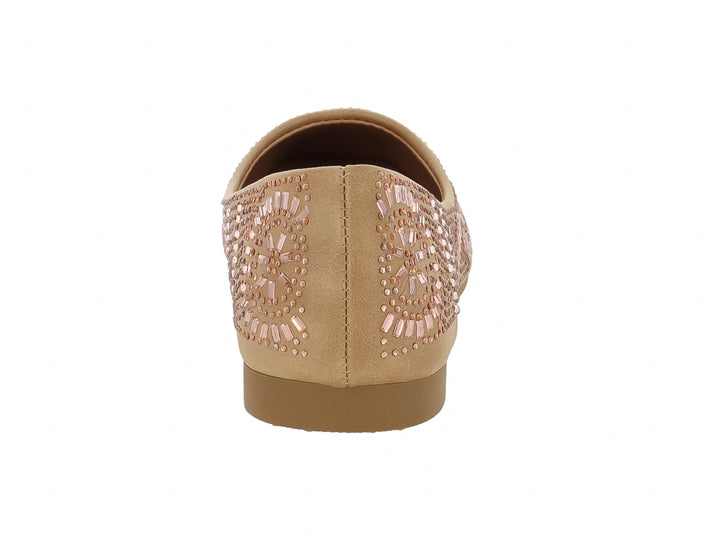 Zapato plano color champagne para mujer con decoraciones de pedrería brillante en el empeine.