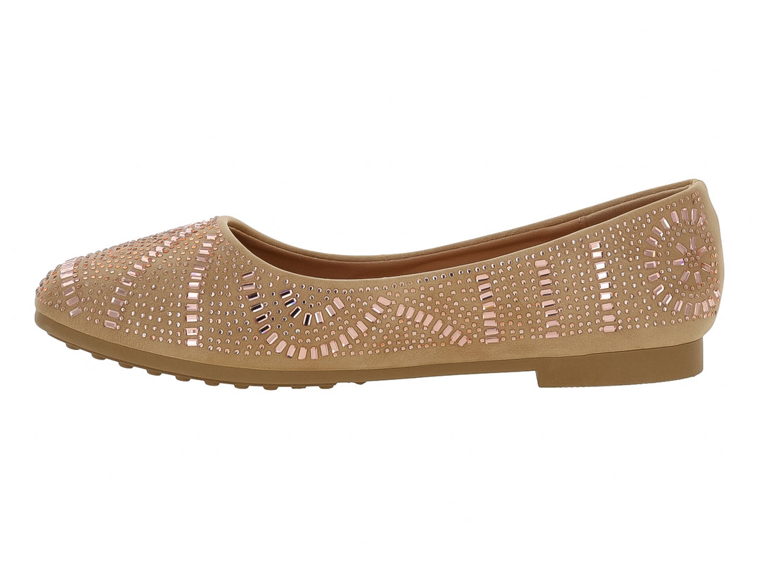 Zapato plano color champagne para mujer con decoraciones de pedrería brillante en el empeine.