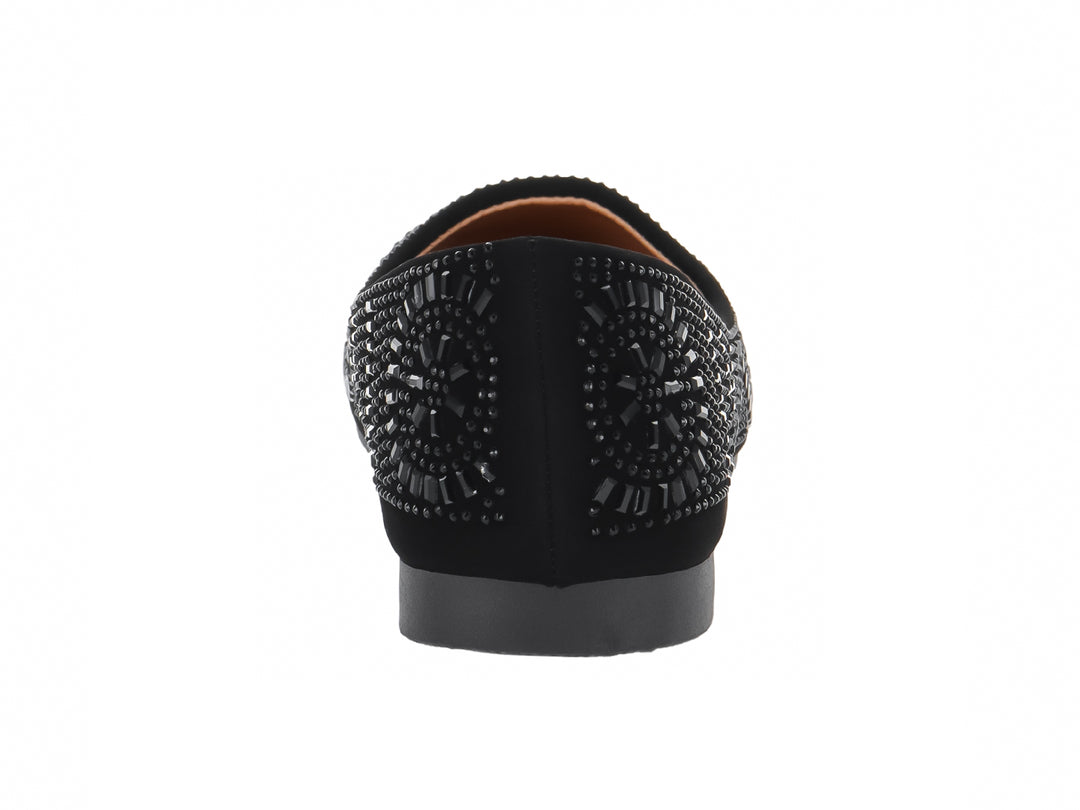 Zapato plano tipo balerina color negro con detalles de pequeños estoperoles brillantes.