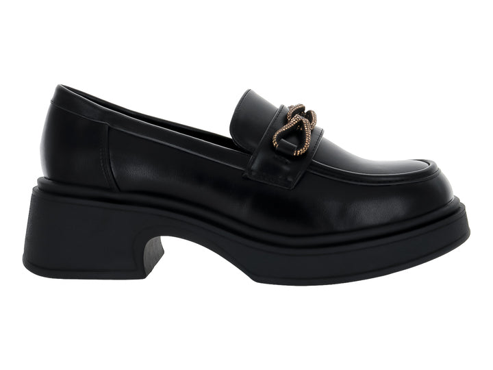 Zapato tipo mocasín negro de material sintético con suela de plataforma gruesa y adorno dorado superior.