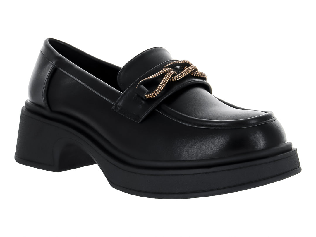 Zapato tipo mocasín negro de material sintético con suela de plataforma gruesa y adorno dorado superior.