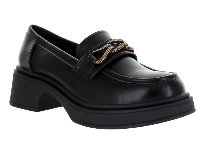 Zapato tipo mocasín negro de material sintético con suela de plataforma gruesa y adorno dorado superior.