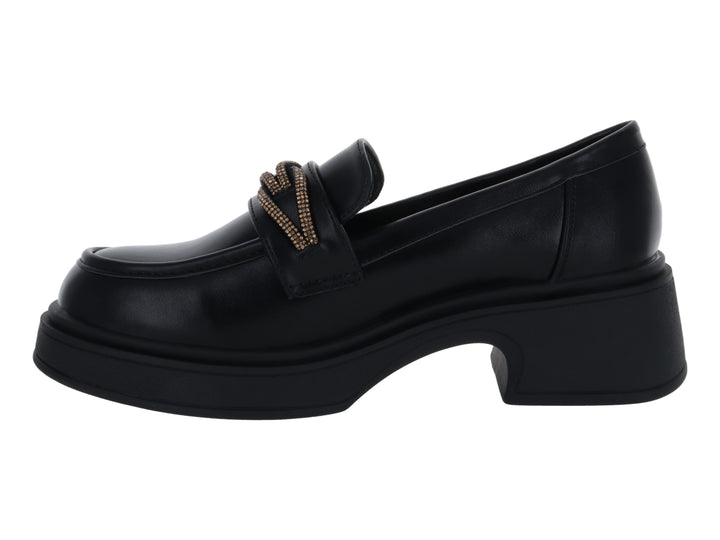 Zapato tipo mocasín negro de material sintético con suela de plataforma gruesa y adorno dorado superior.