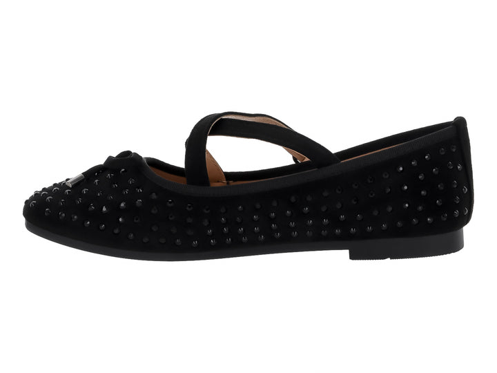 Zapato plano negro sintético para niña con correa, hebilla plateada, moño y detalles de tachuelas brillantes.