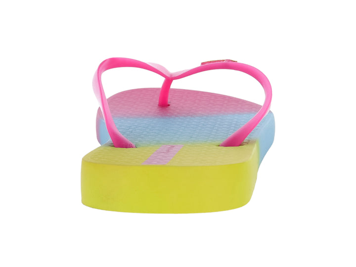Sandalias Ipanema con diseño degradado en colores verde, azul y rosa.