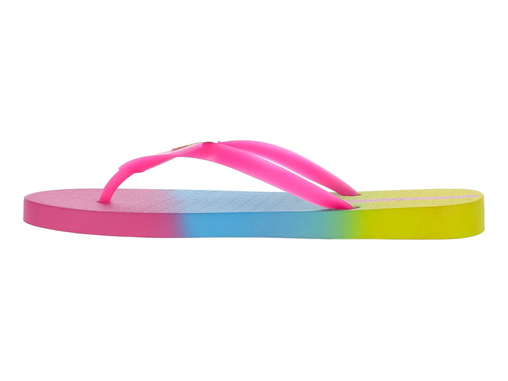 Sandalias Ipanema con diseño degradado en colores verde, azul y rosa.