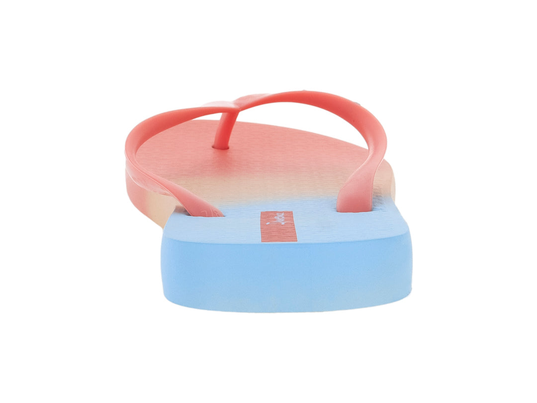 Sandalias Ipanema con diseño de colores degradados en azul, beige y rosa.