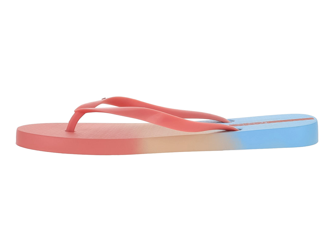 Sandalias Ipanema con diseño de colores degradados en azul, beige y rosa.