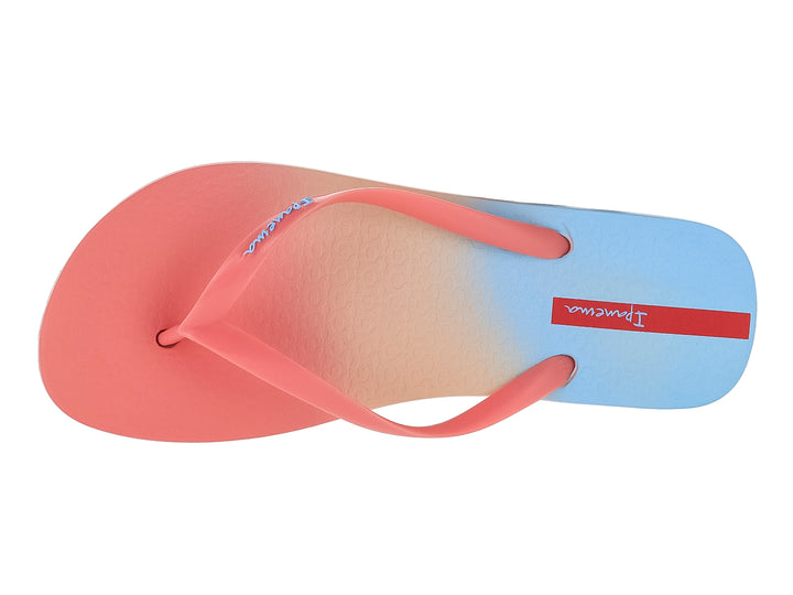 Sandalias Ipanema con diseño de colores degradados en azul, beige y rosa.